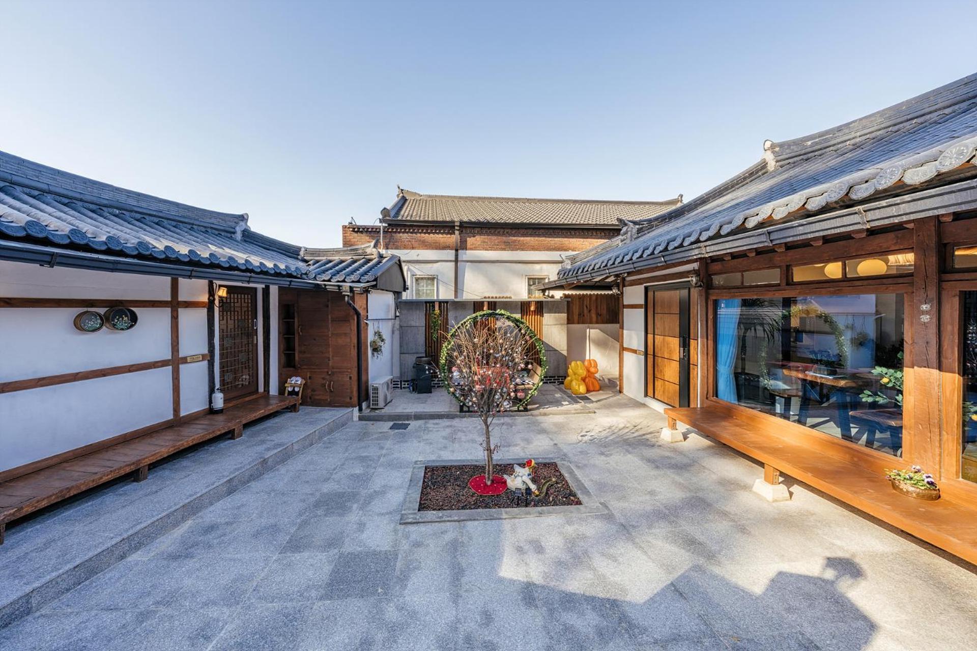And Spring Hotel Jeonju Eksteriør billede